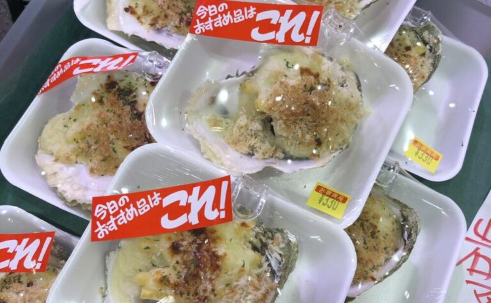 野菜の煮物、ポテトサラダ、お惣菜売り場は独身のお客様たちに人気です。自家製漬け物は季節おりおりの野菜を漬けた魚市オリジナル。