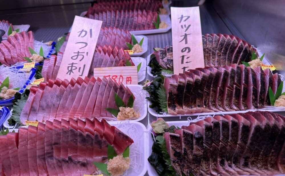 鮮魚売場では、その日築地から仕入れた新鮮な魚で作ったお刺身をご用意しています。季節折々の旬の魚、旨味たっぷりの地魚をお楽しみください。