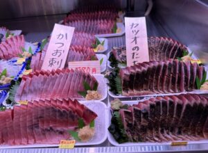 鮮魚売場では、その日築地から仕入れた新鮮な魚で作ったお刺身をご用意しています。季節折々の旬の魚、旨味たっぷりの地魚をお楽しみください。