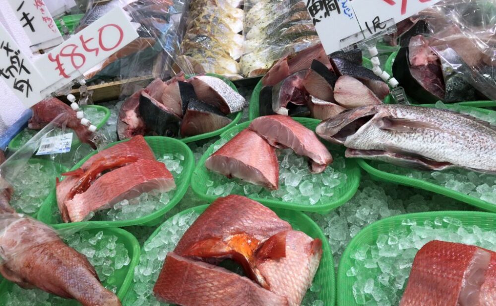 まるごとのお魚はウロコ取りやワタ抜きに手間がかかるもの。魚料理をお考えの時は、その日仕入れた鮮魚をすぐさばいた「煮るだけ・焼くだけ商品」をご利用ください。フライ用のアジやイワシ、イカリング揚げ用の生イカ。いずれも鮮魚だけ使って、ていねいに下処理済みです。