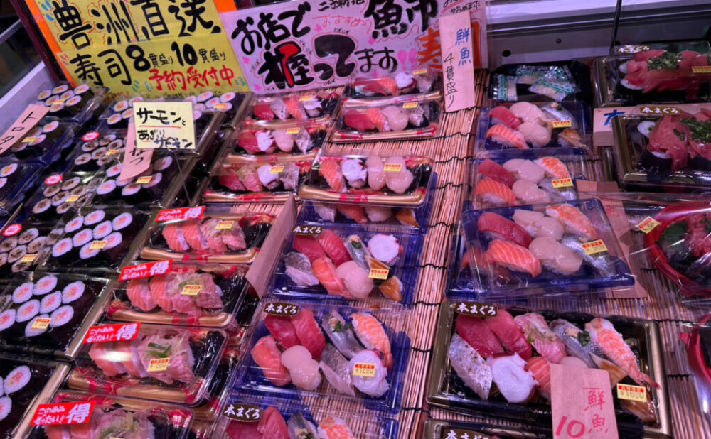 にぎり 刺身や切り身だけでなく、刺身で使える鮮度の魚で半調理品やお惣菜も品揃えしています。「魚は下ごしらえが大変」、「どう調理していいか分からない」。そんな声にお応えしたホイル焼きセットが人気です。材料はすべて下処理+味付け済み。フライパンひとつで魚料理をお気軽に! この日店頭に並んだホイル焼きセット。左は舌平目のホイル焼き、右は活サザエです。